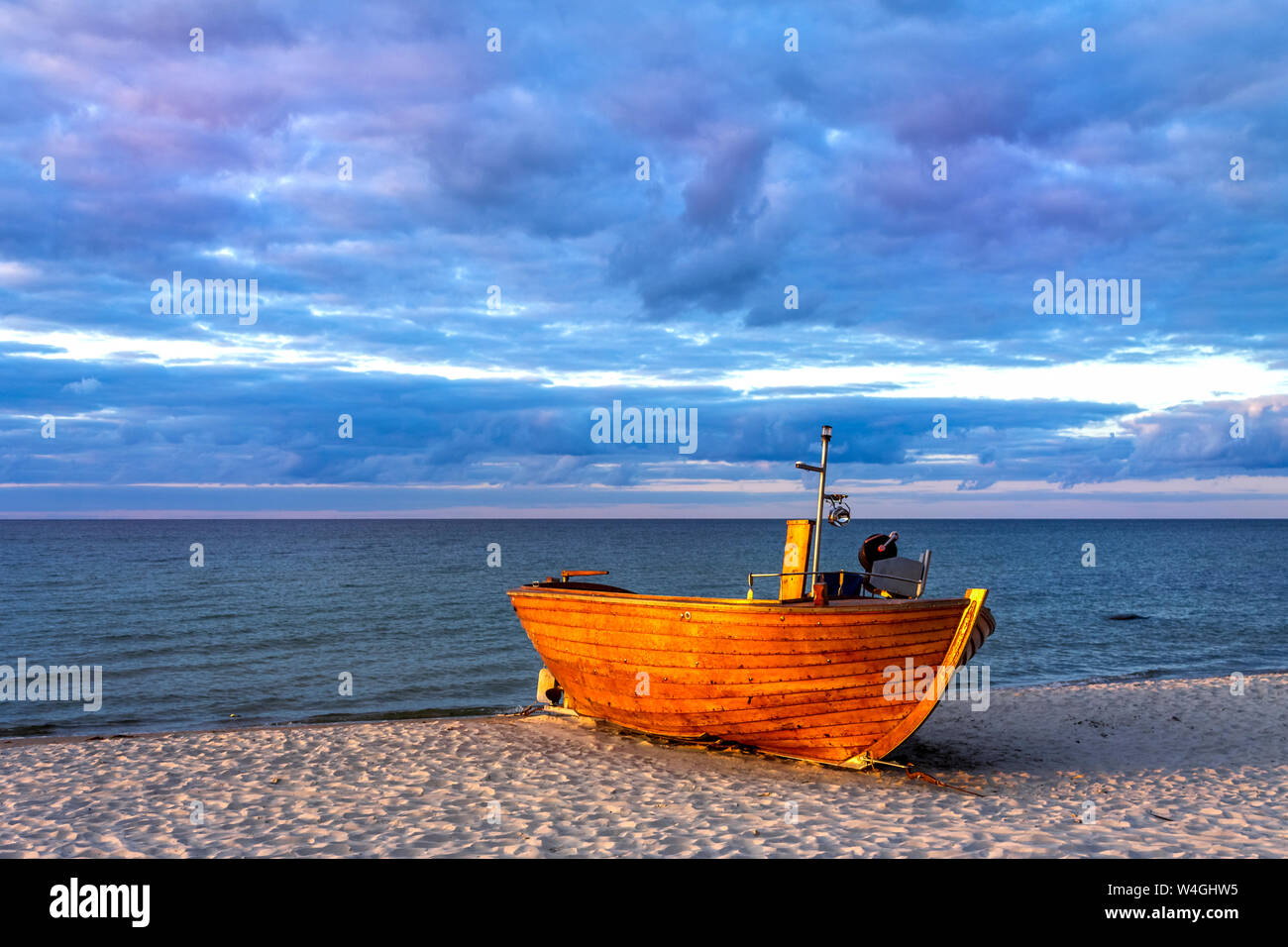 Barca sulla spiaggia, Binz, Ruegen, Germania Foto Stock
