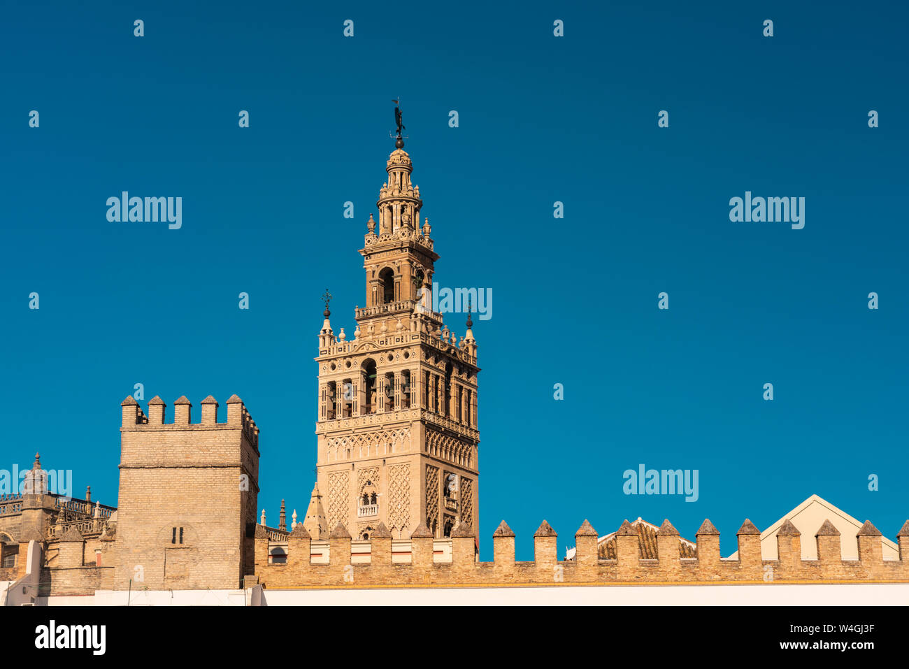 Il Royal Alcazar e la torre Giralda minareto, Siviglia, Spagna Foto Stock