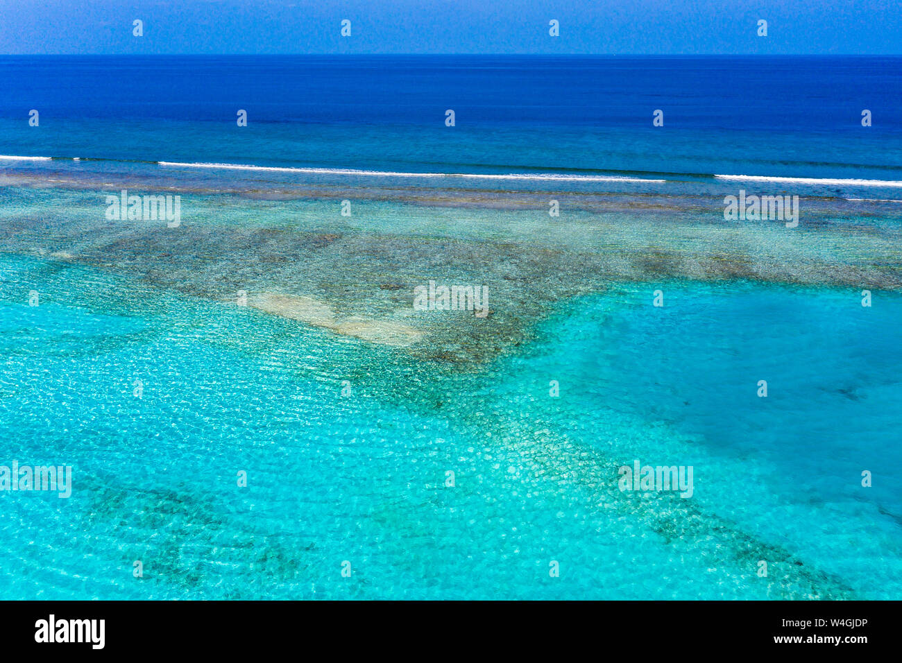 Vista aerea della barriera corallina esterna, South Male Atoll, Maledives Foto Stock