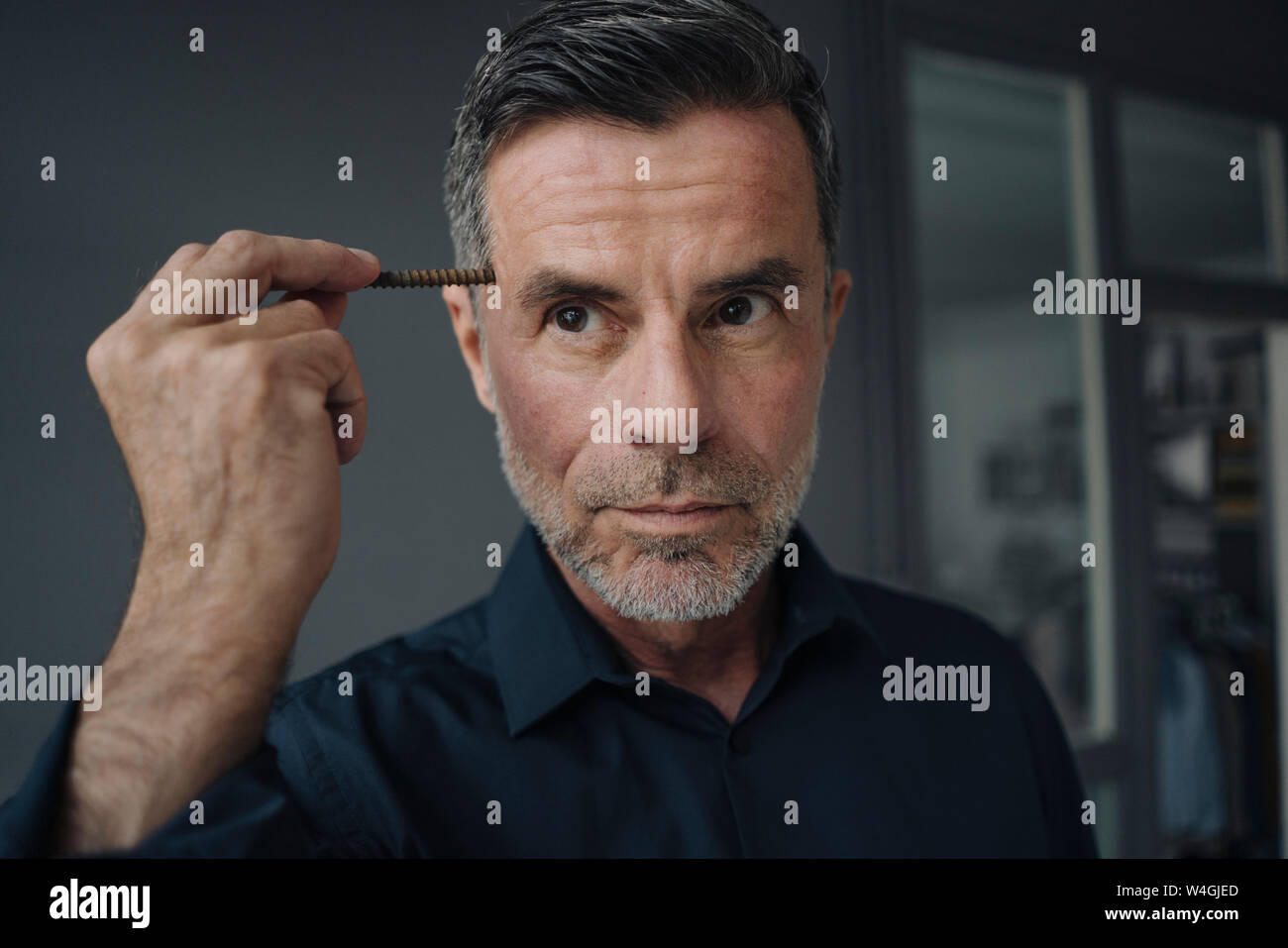 Ritratto di coppia imprenditore tenendo una vite arrugginita Foto Stock