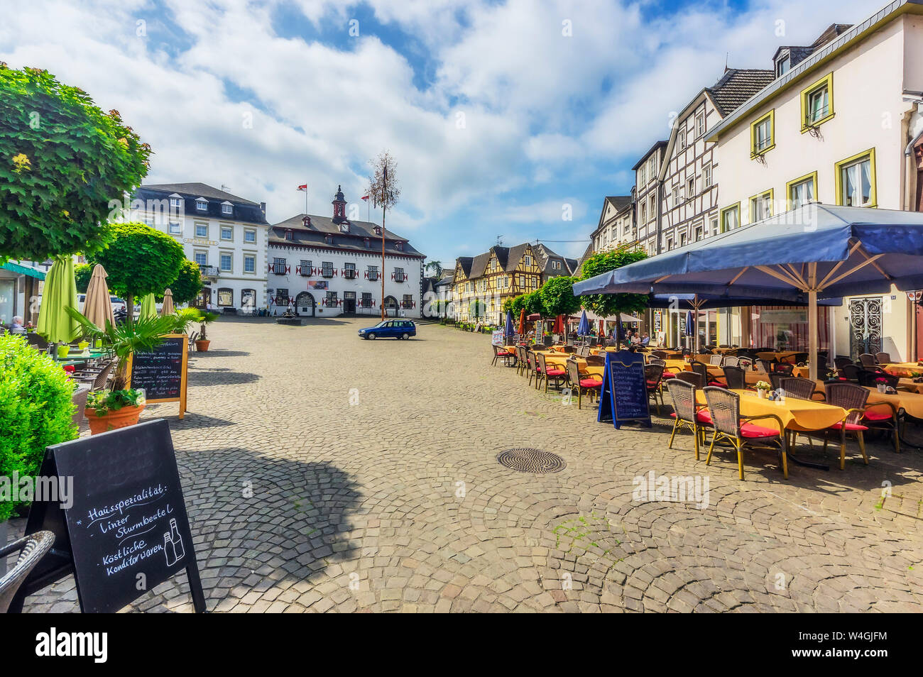 In Germania, in Renania Palatinato, Linz am Rhein, città vecchia, la piazza del mercato con la fontana e la semi-case con travi di legno Foto Stock
