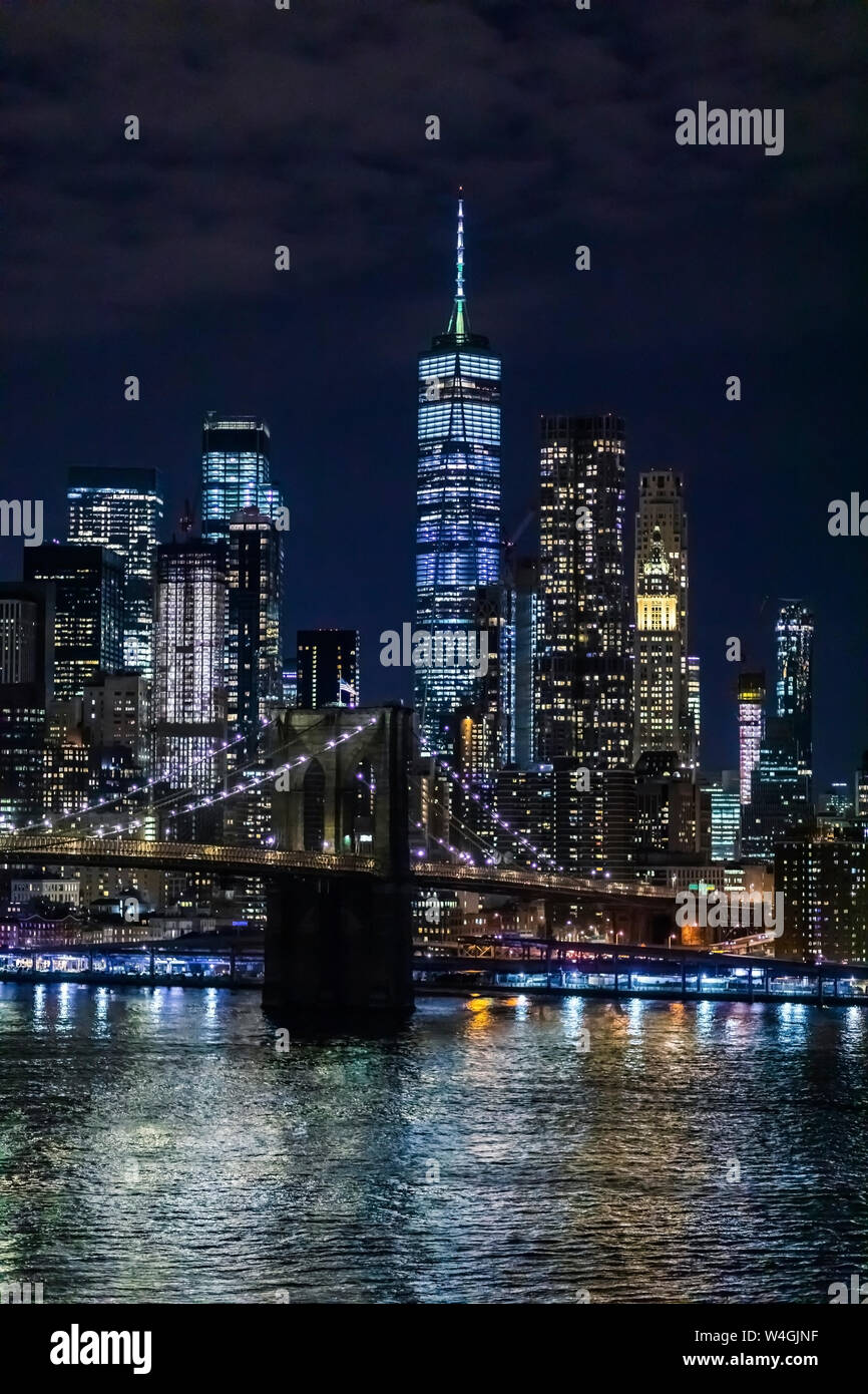 Skyline notturno con East River e il Ponte di Brooklyn, Manhattan, New York City, Stati Uniti d'America Foto Stock