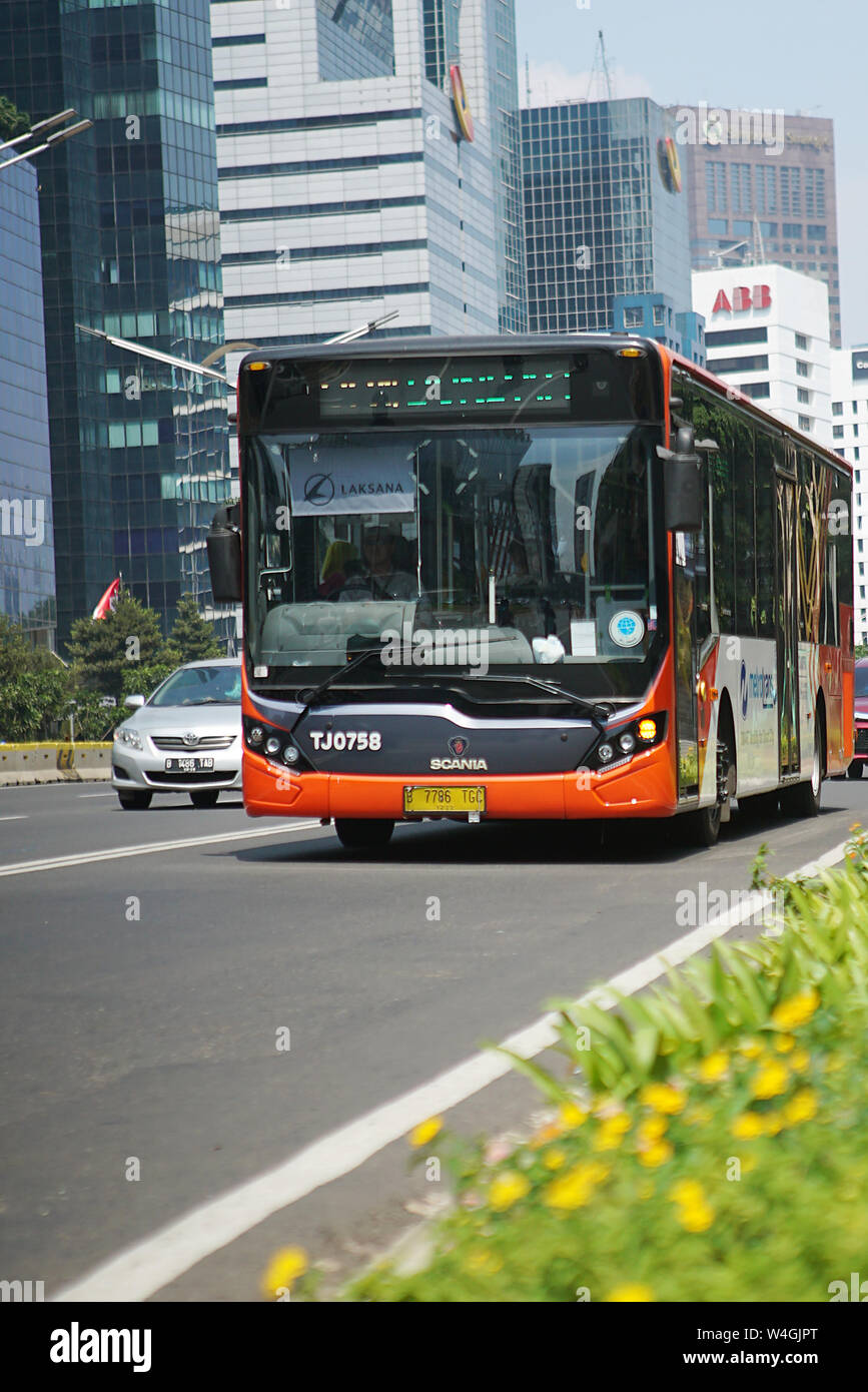 Scania Bus, Trans Metro bus, passando in area business Sudirman Street, Giacarta , Indonesia Foto Stock