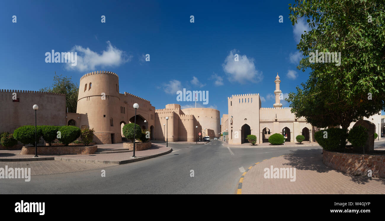 Mura della città mercato di capra e Al Qala'una moschea, Nizwa, Oman Foto Stock