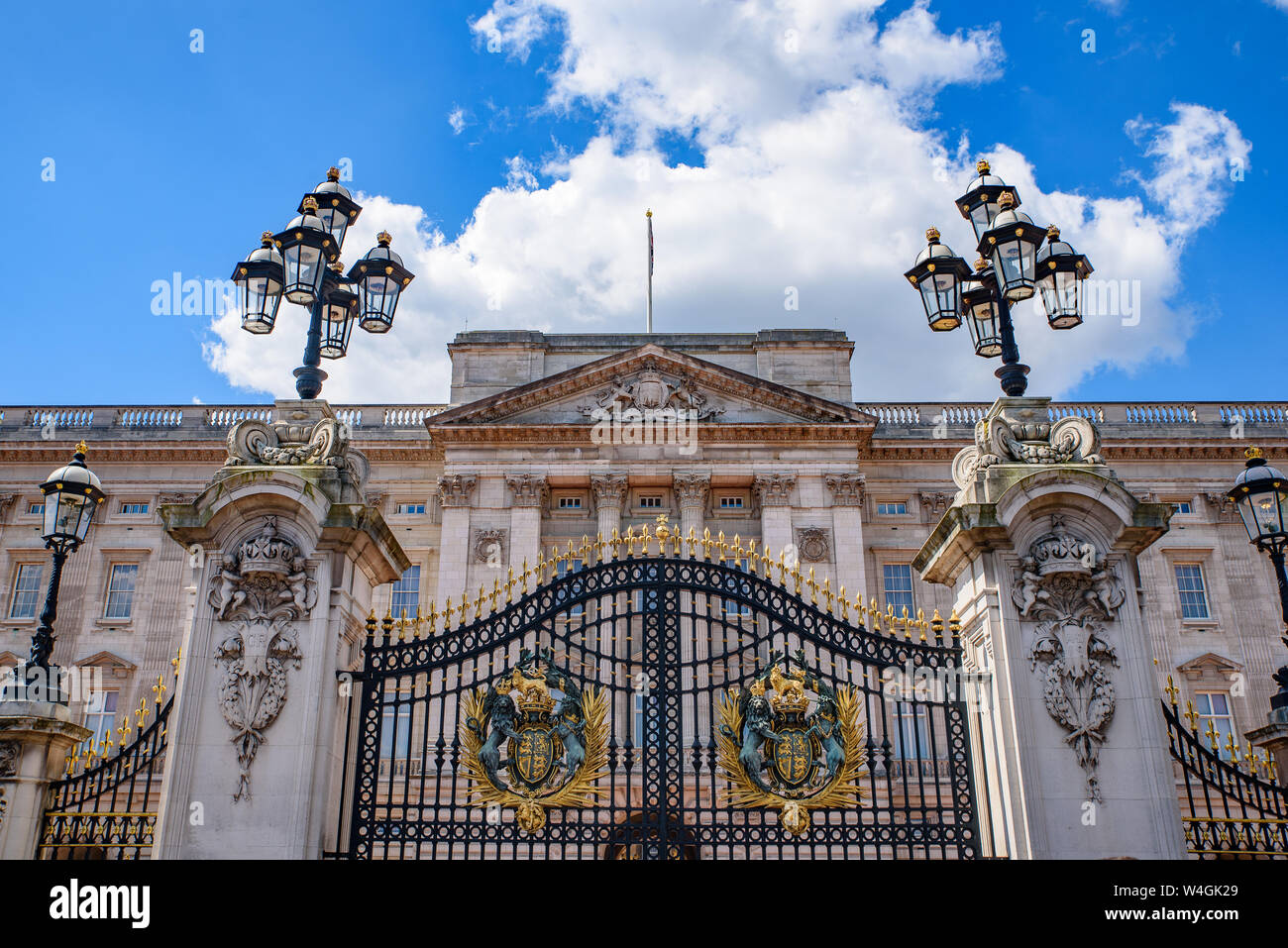 Buckingham Palace, la residenza e la sede amministrativa del monarca del Regno Unito a Londra Foto Stock