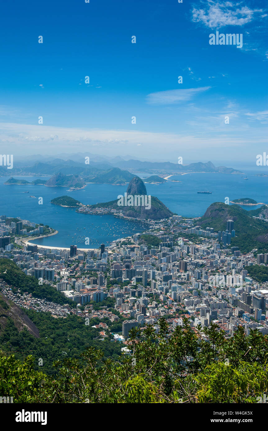 Outlook dal Cristo redentore statua su Rio de Janeiro con Sugarloaf Mountain, Brasile Foto Stock