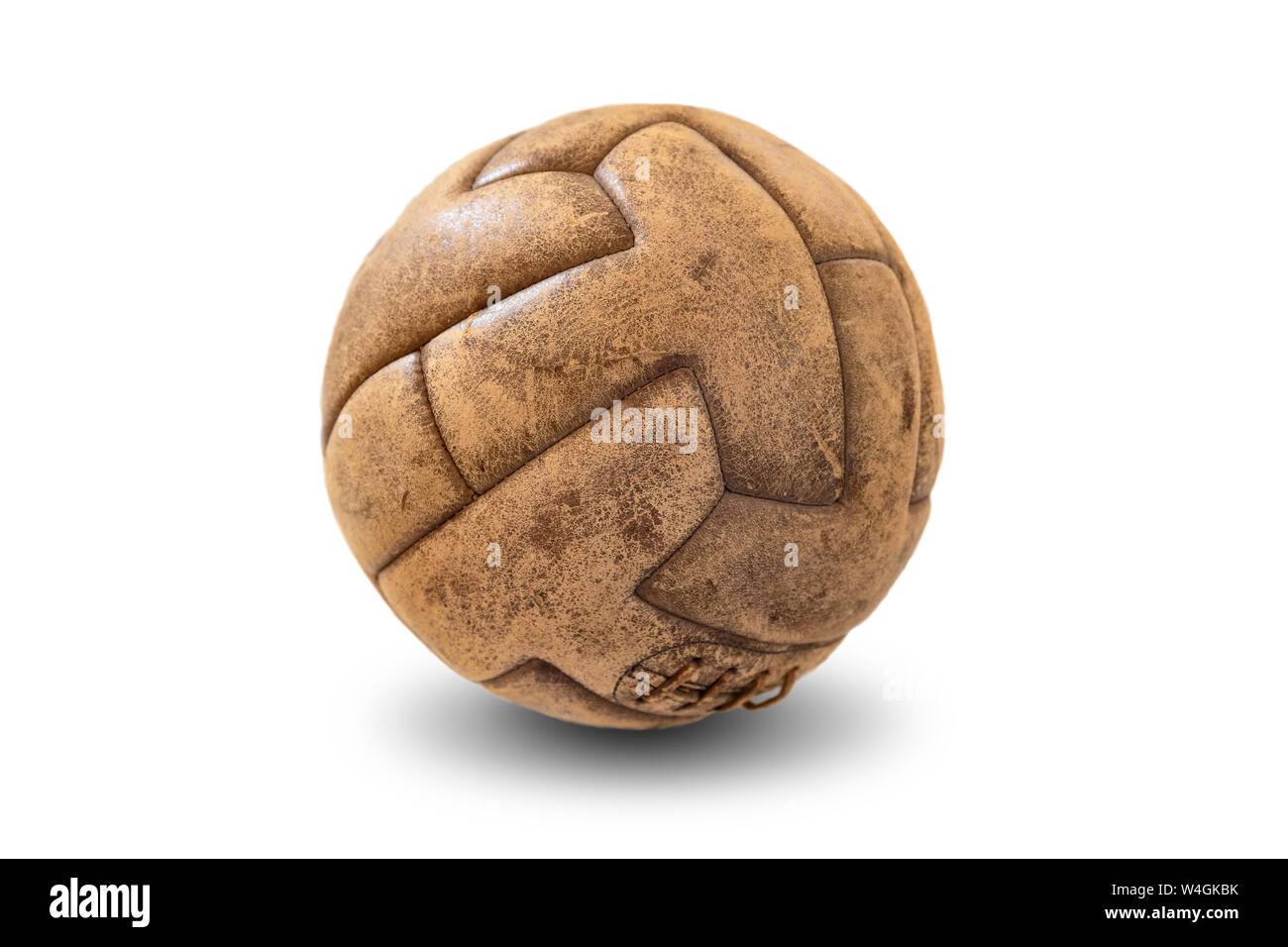 Vecchia pelle palla calcio isolati su sfondo bianco. Antiquariato palla calcio risale ai primi del XX secolo Foto Stock