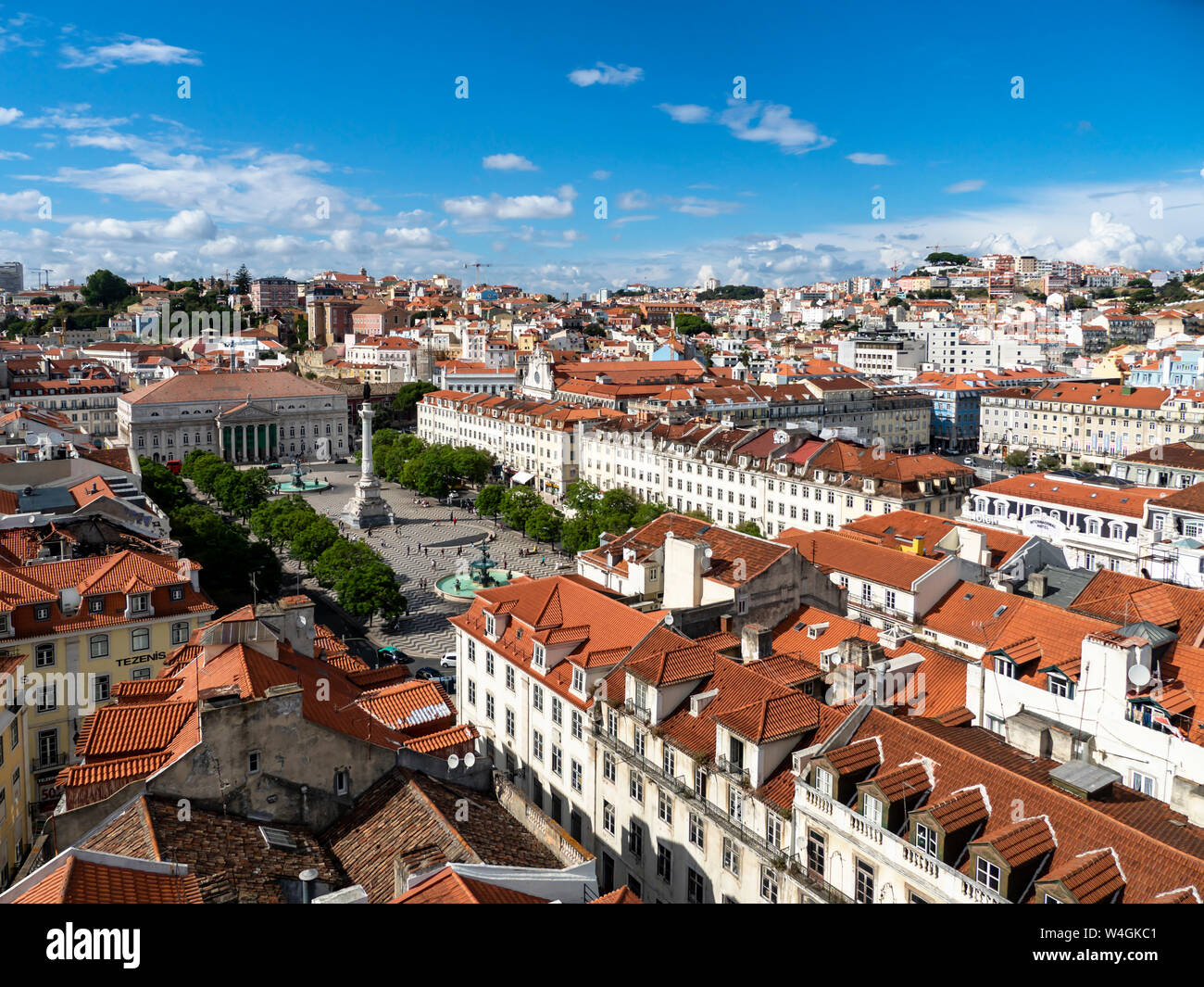 Vista sulla città con la Piazza Rossio e Dom Pedro IV monumento, Lisbona, Portogallo Foto Stock