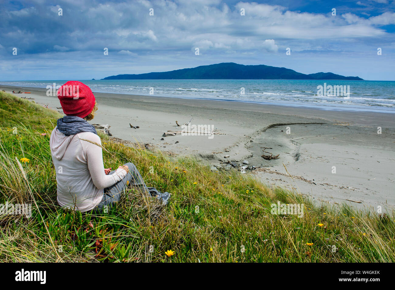 Donna in appoggio a Foxton beach, la Costa di Kapiti, Isola del nord, Nuova Zelanda Foto Stock