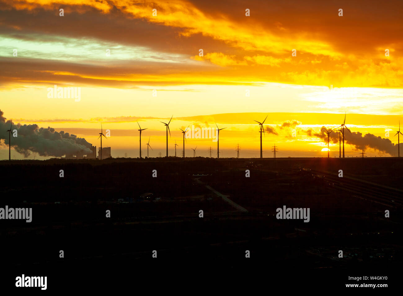 Garzweiler brown coal mining all'alba con il parco eolico in background, Juechen, Germania Foto Stock