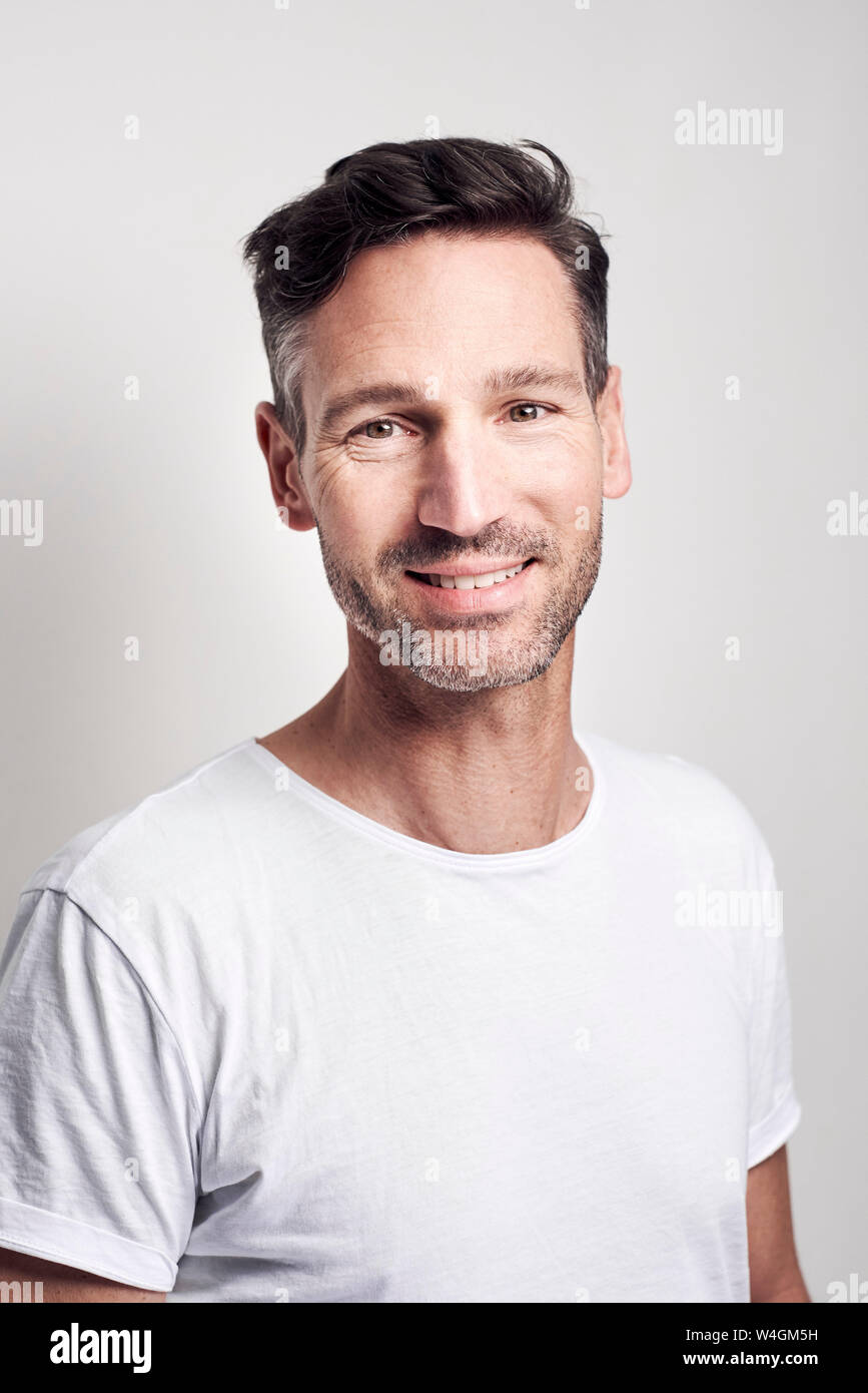 Ritratto di uomo bianco che indossa la t-shirt Foto Stock