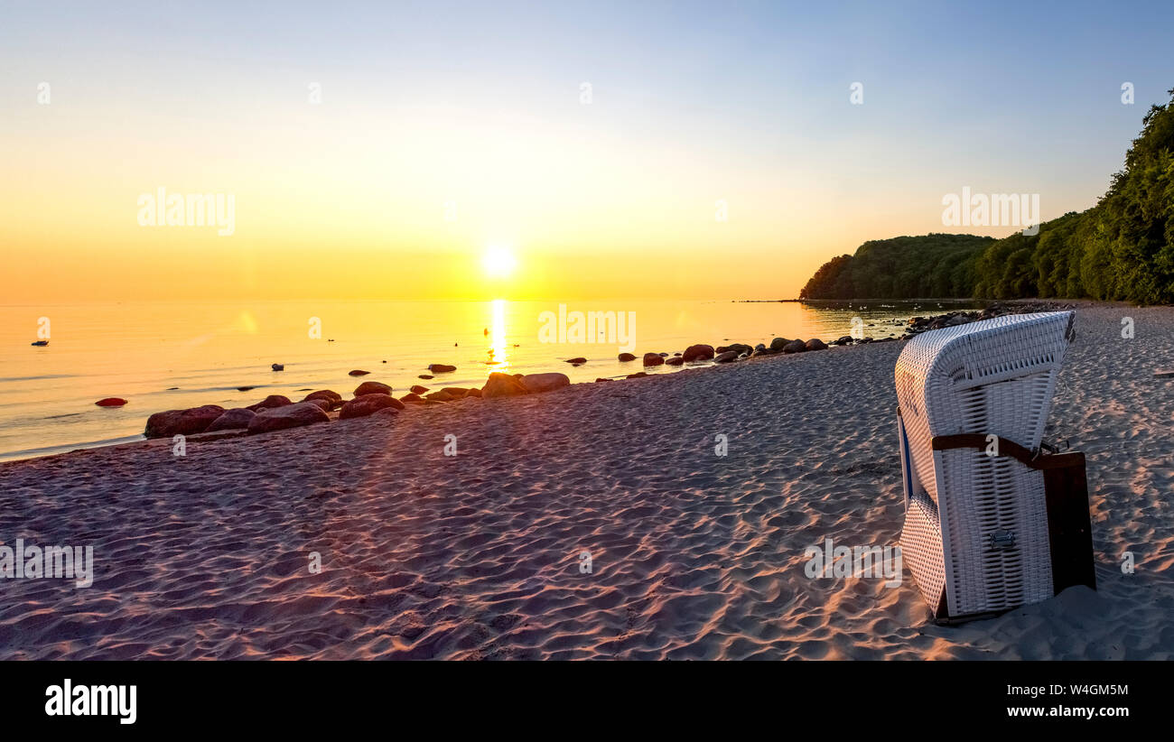 Vista della spiaggia con incappucciati sdraio sulla spiaggia al crepuscolo, Binz, Ruegen, Germania Foto Stock