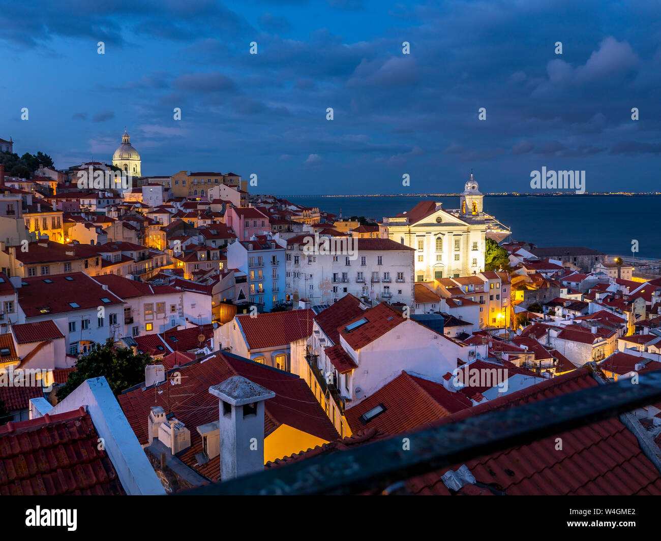 Vista sulla città al tramonto con il Sao Vicente de Fora Monastero e chiesa di Santa Engracia e fiume Tejo, Alfama, Lisbona, Portogallo Foto Stock