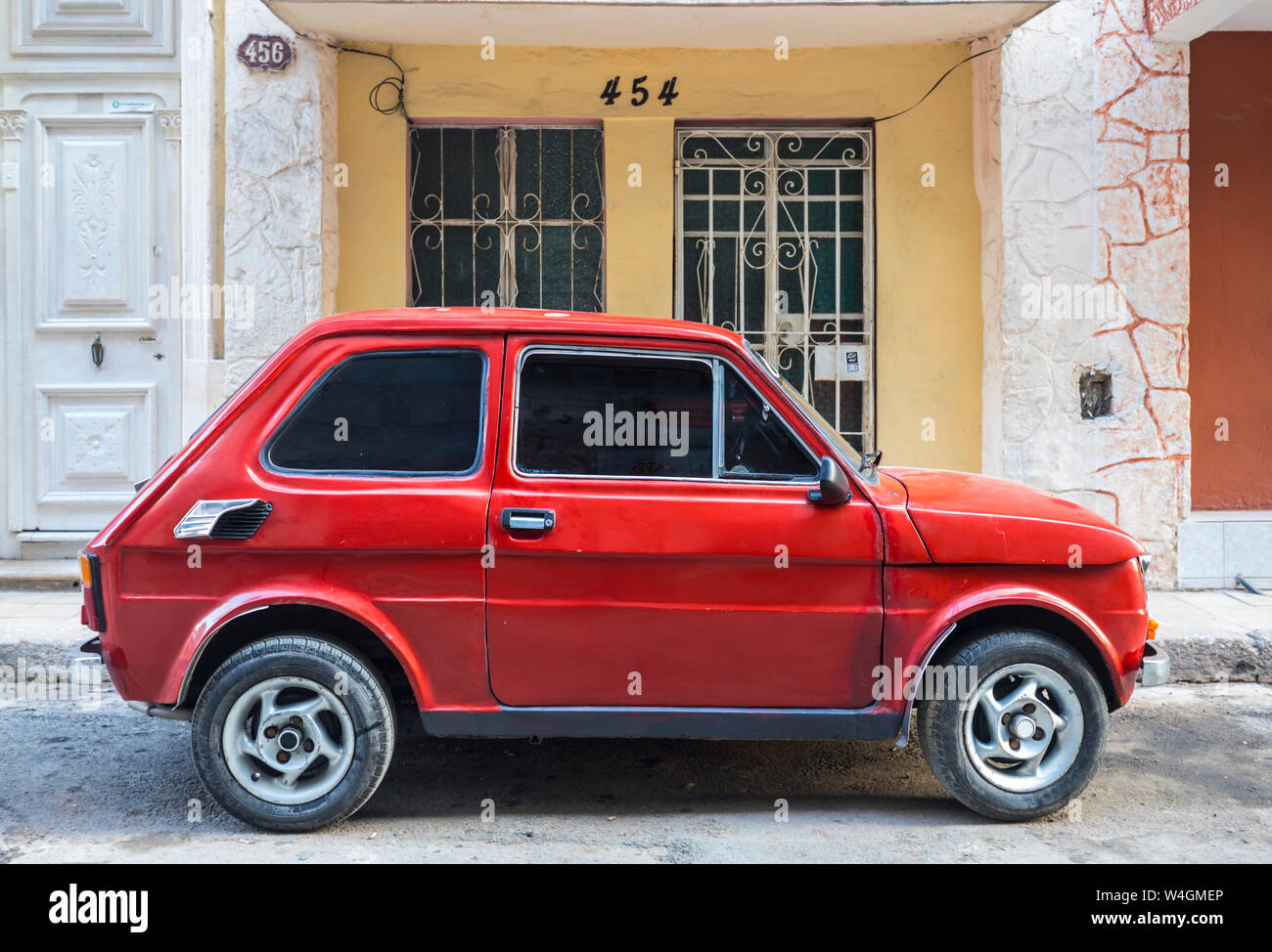 Parcheggiato rosso auto d'epoca, Havana, Cuba Foto Stock