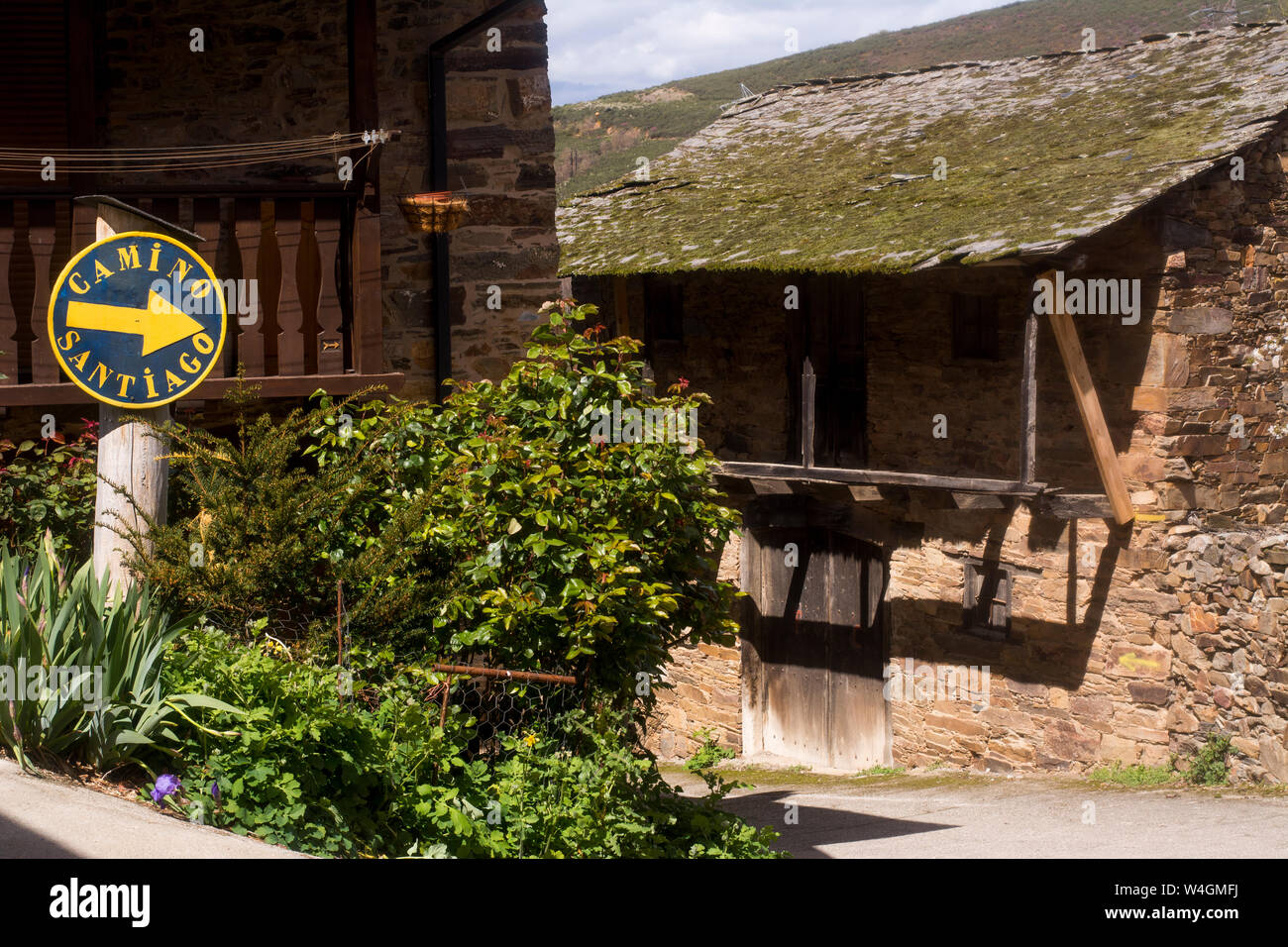 Villaggio abbandonato con segnaletica a modo di San Giacomo, Spagna Foto Stock