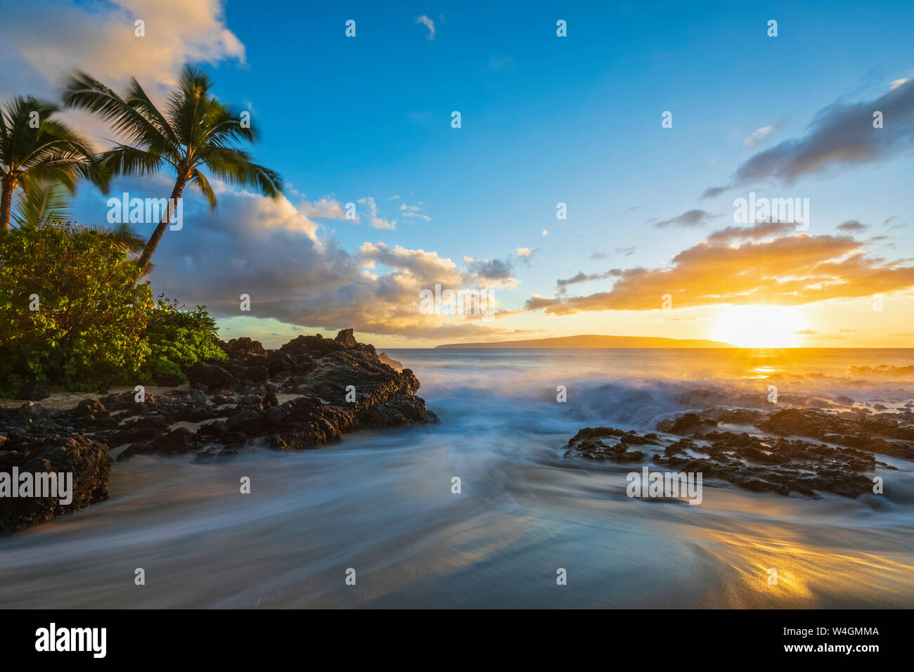 Una spiaggia segreta al tramonto, Maui, Hawaii, STATI UNITI D'AMERICA Foto Stock