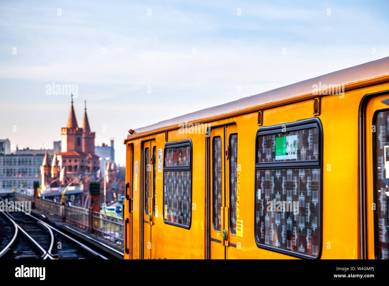Il treno sulla ferrovia sopraelevata nella parte anteriore del ponte Oberbaum al crepuscolo, Berlino, Germania Foto Stock