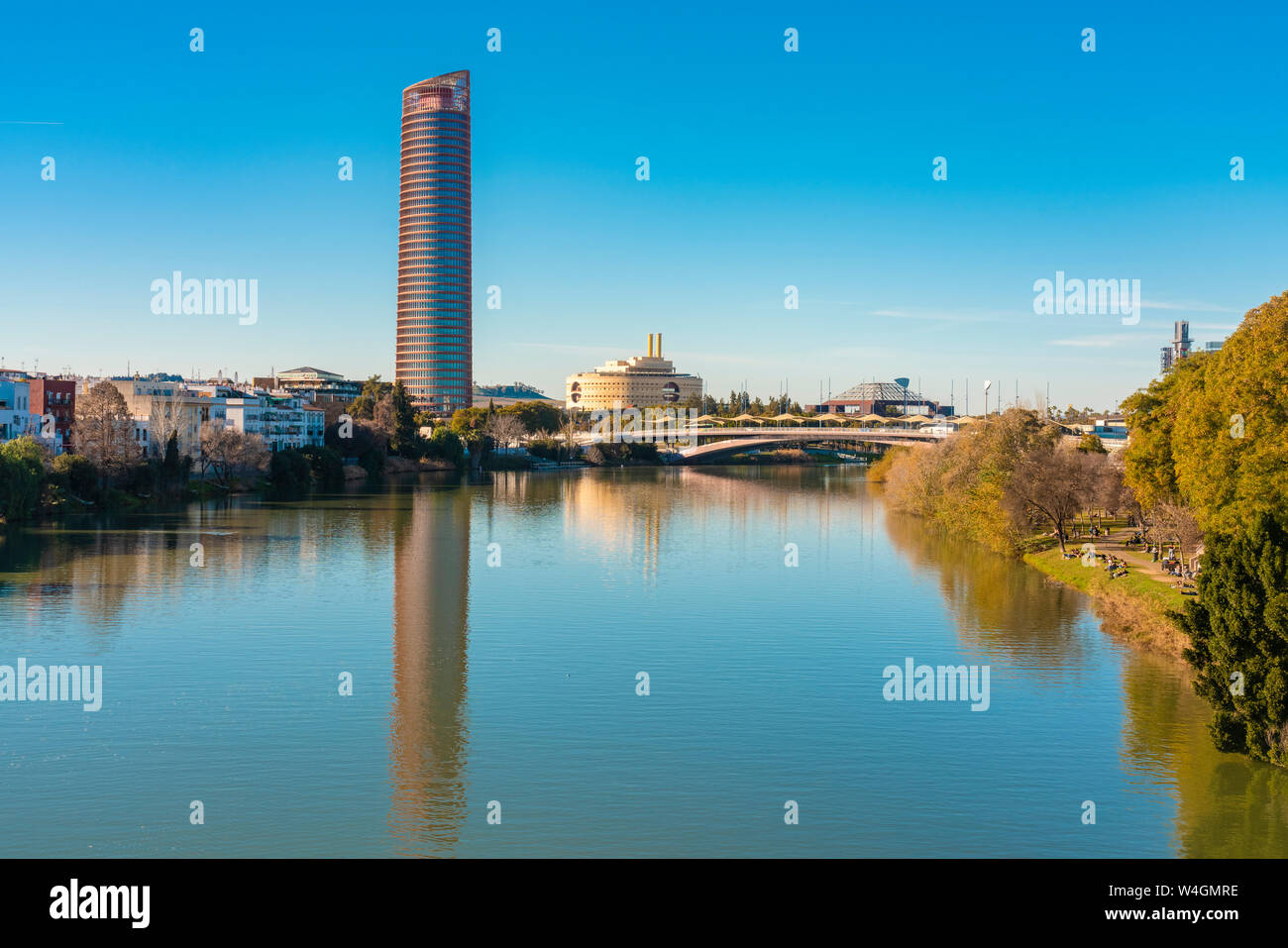 Il fiume Guadalquivir con Torre Sevilla, Sevilla, Spagna Foto Stock