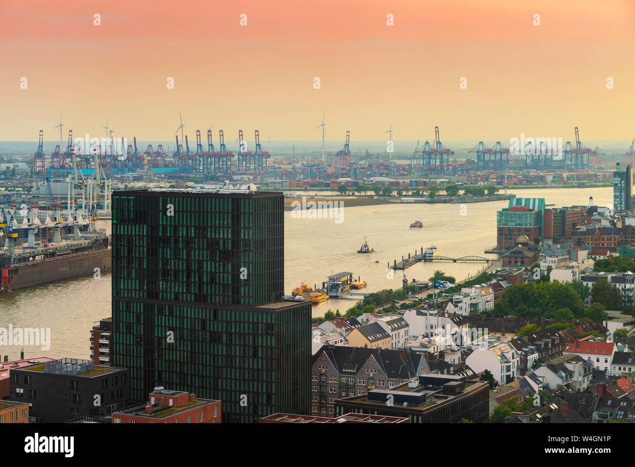 Vista del porto e pontili al crepuscolo, St. Pauli, Amburgo, Germania Foto Stock