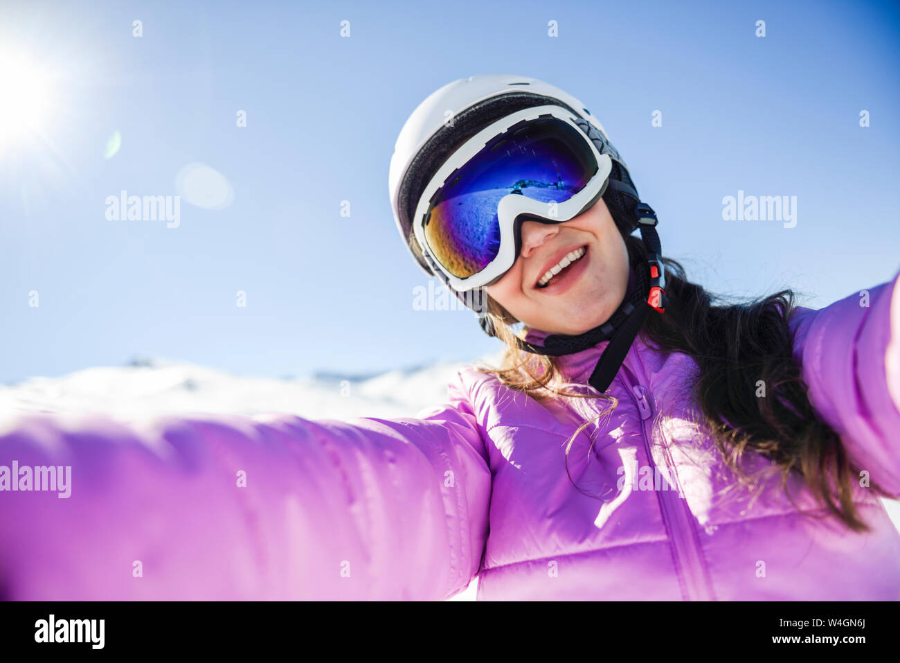 Selfie di felice giovane donna in abiti di sci Foto Stock