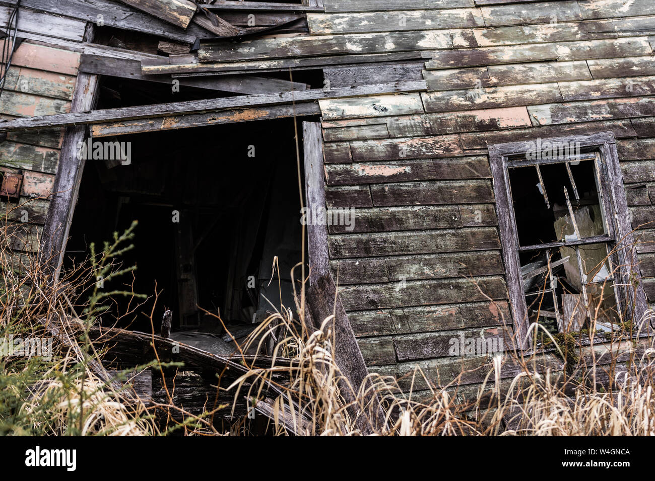 Entrata anteriore modo del vecchio Haunted House, sbriciolare doghe in legno Foto Stock