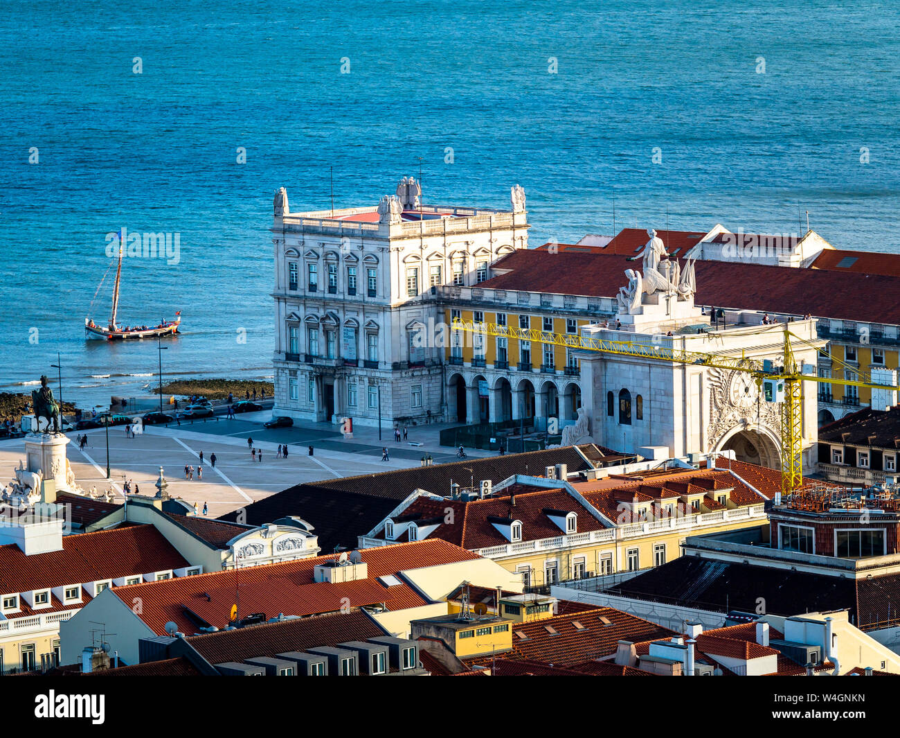 In vista della città di fiume Tejo da Miradouro da Nossa Senhora do Monte, Lisbona, Portogallo Foto Stock