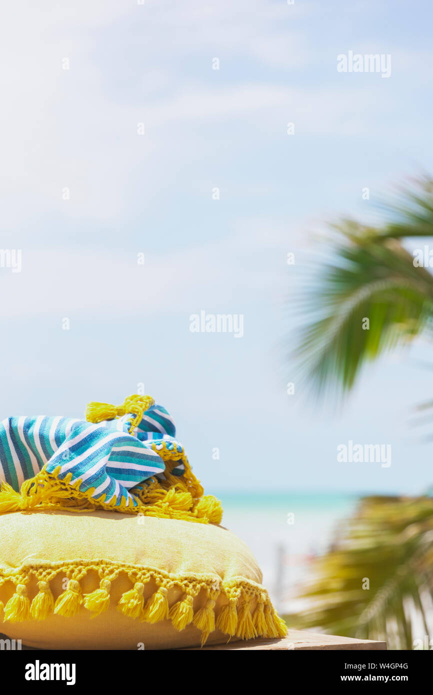 Tradizionale cuscino e coperta in spiaggia con palme in background, Holbox, Yucatan, Messico Foto Stock