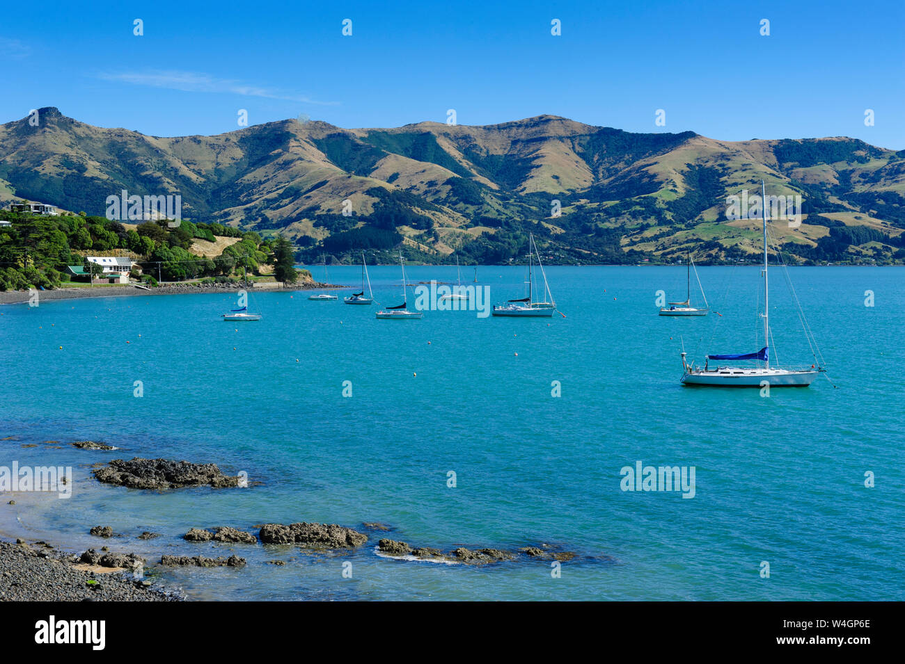 Barche a vela nel porto di Akaroa, Penisola di Banks, Isola del Sud, Nuova Zelanda Foto Stock