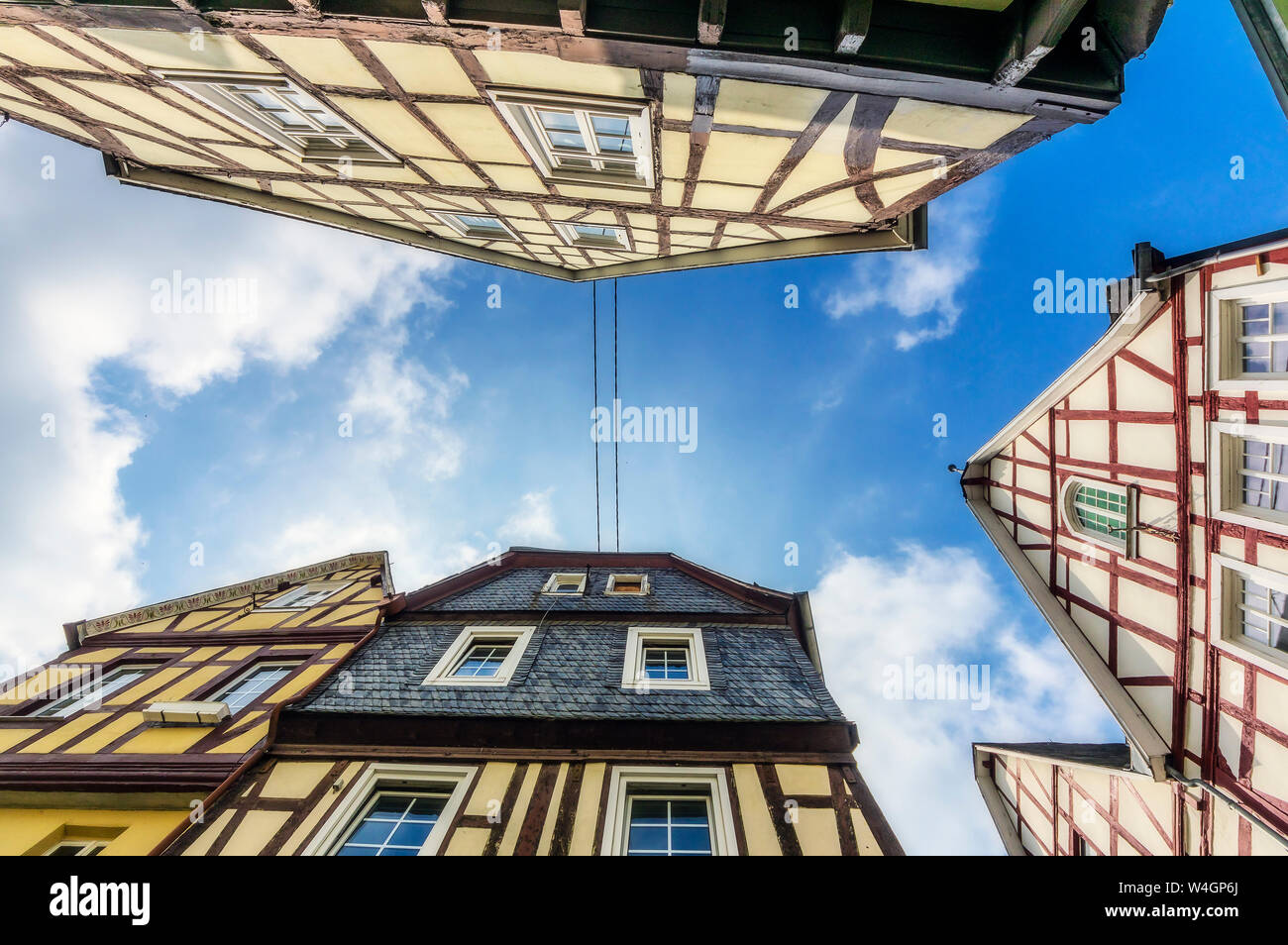 In Germania, in Renania Palatinato, Linz am Rhein, città vecchia casa in legno e muratura, worm's eye Foto Stock
