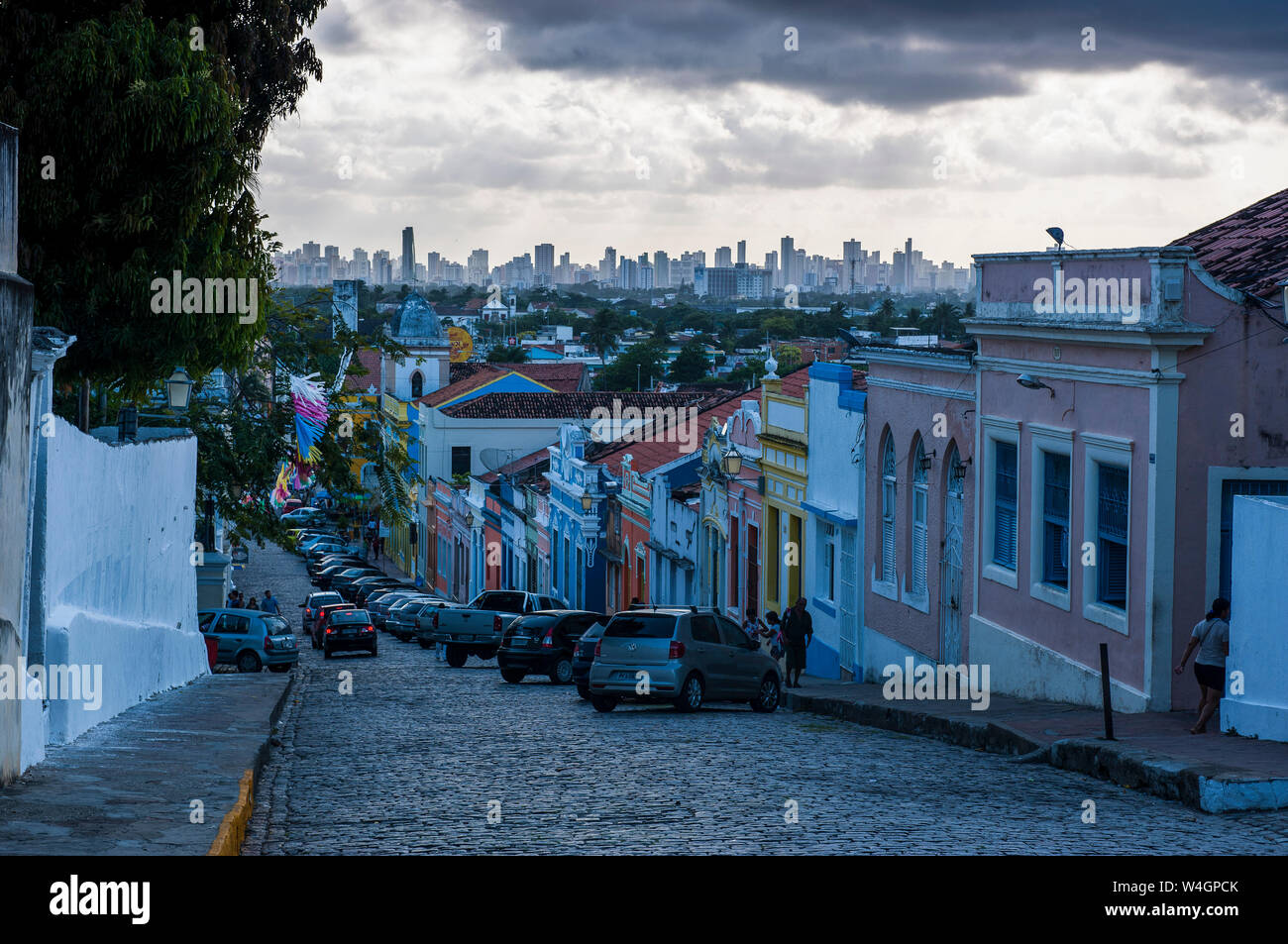 Si affacciano al tramonto sopra la città coloniale di Olinda con Recife in background e Pernambuco del Brasile Foto Stock