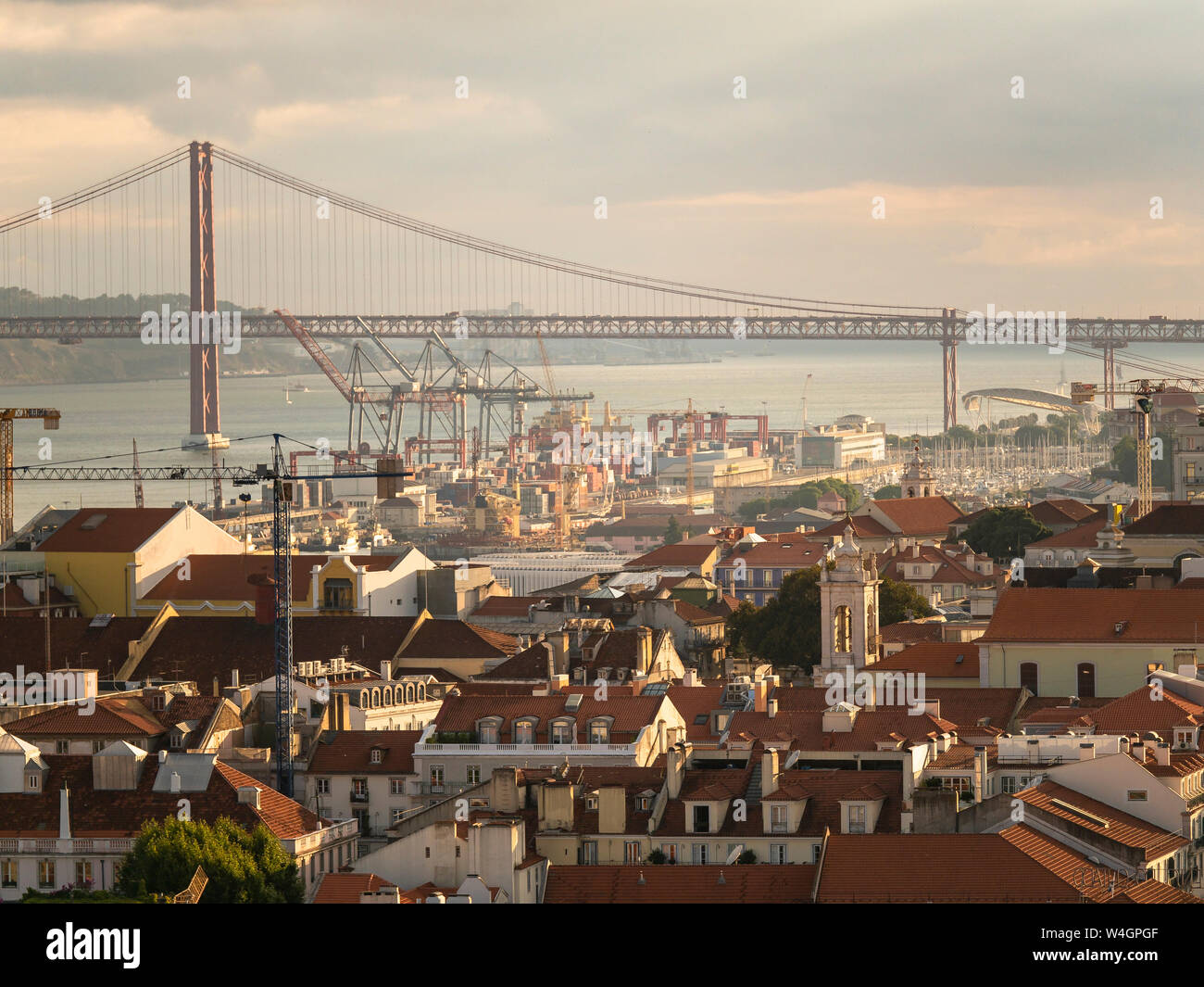 Vista sulla città con il Ponte 25 de Abril Tejo River da Miradouro da Nossa Senhora do Monte, Lisbona, Portogallo Foto Stock