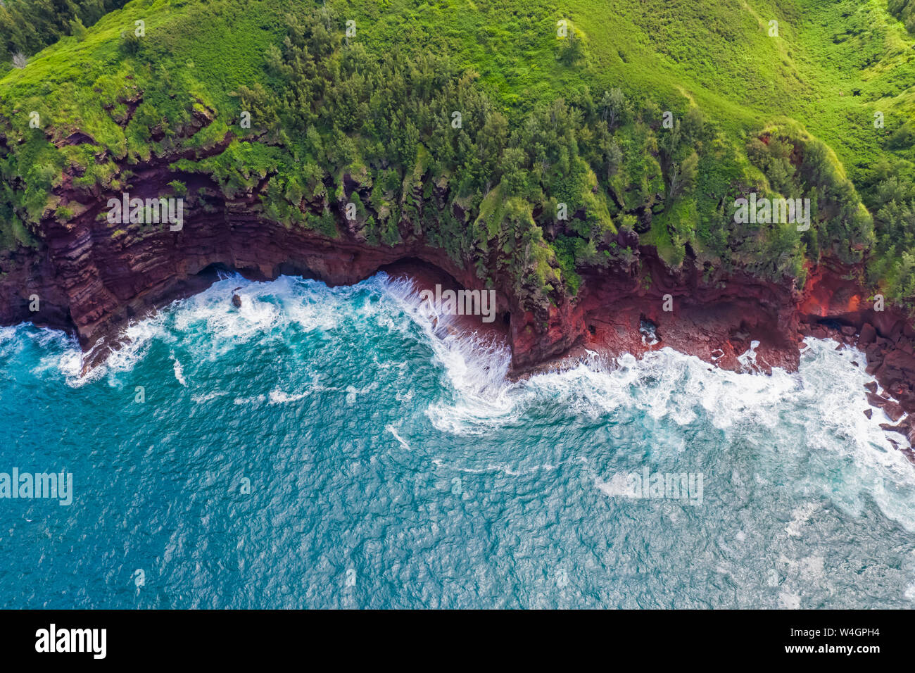 Overhaed vista sull Oceano Pacifico e le montagne di West Maui, Honokohau Bay, Maui, Hawaii, STATI UNITI D'AMERICA Foto Stock