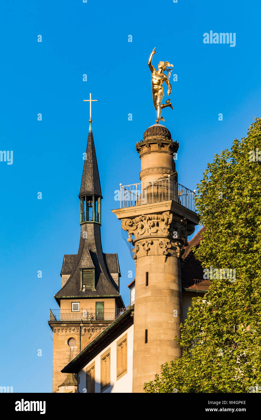 Chiesa collegiata e Merkursaeule con mercurio dorata in cima, Stoccarda, Germania Foto Stock