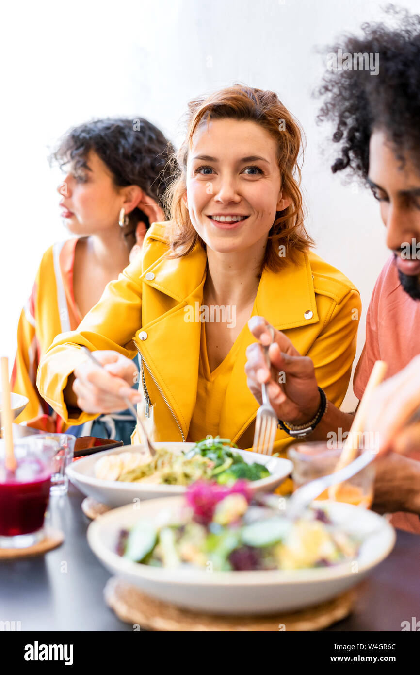 Gli amici a pranzo in un ristorante Foto Stock