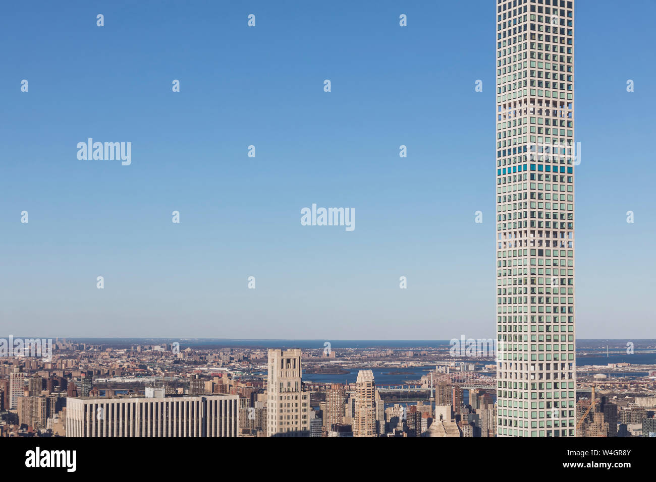 Skyline al blue ora con 432 Park Avenue grattacielo, Manhattan, New York City, Stati Uniti d'America Foto Stock