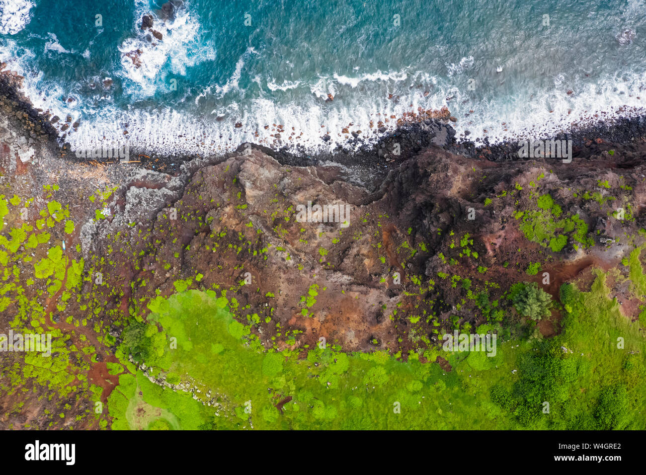 Vista aerea oltre Oceano Pacifico e le montagne di West Maui, Maui, Hawaii, STATI UNITI D'AMERICA Foto Stock