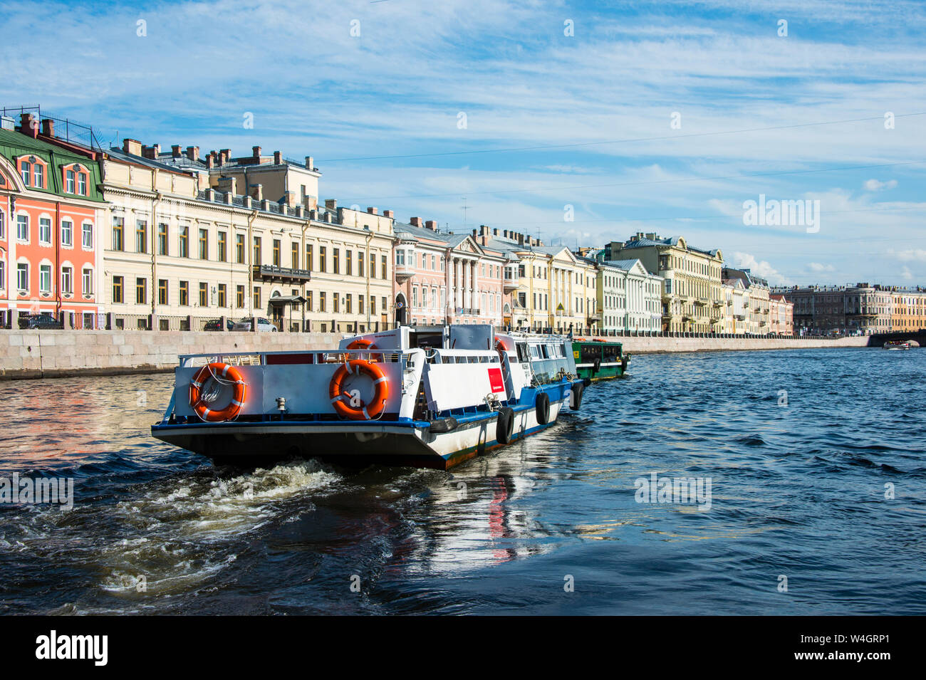 Imbarcazione turistica su un canale di acqua nel centro di San Pietroburgo, Russia Foto Stock