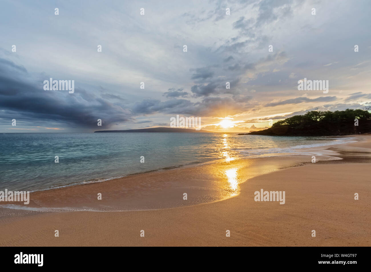 Grande spiaggia al tramonto, Makena Beach State Park, Maui, Hawaii, STATI UNITI D'AMERICA Foto Stock