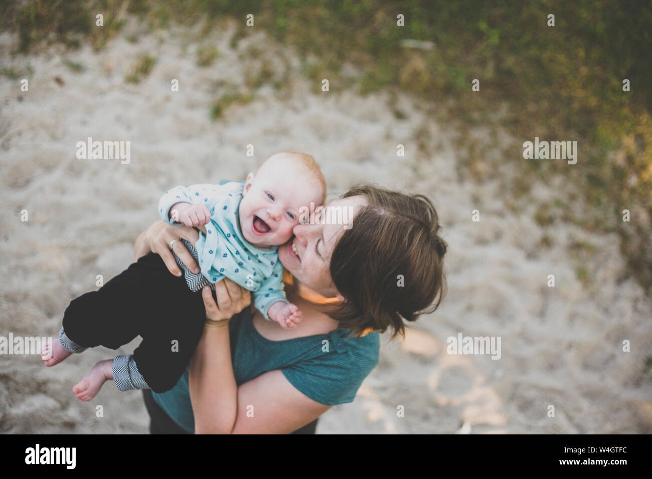 Felice madre tenendo la sua bambina all'aperto Foto Stock
