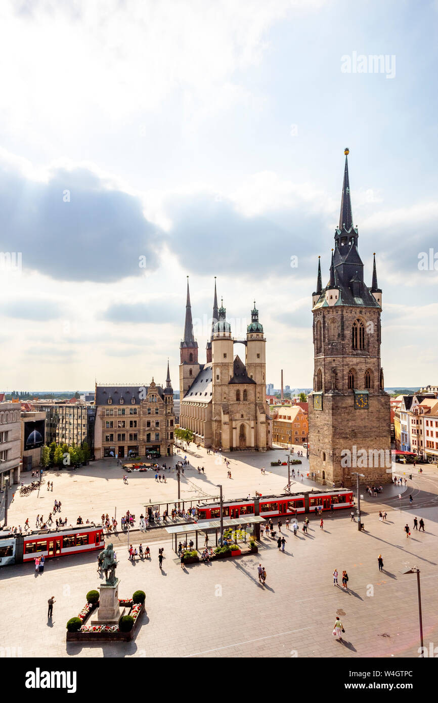 Vista della piazza del mercato con la Torre Rossa e Chiesa di mercato, Halle, Germania Foto Stock