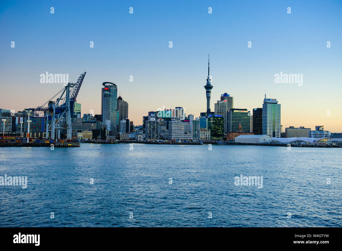 Skyline di Auckland all'imbrunire, Nuova Zelanda Foto Stock