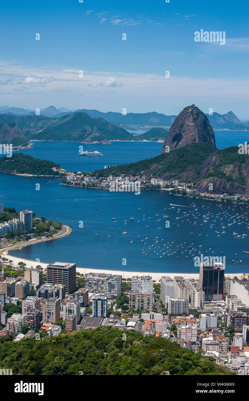 Outlook dal Cristo redentore statua su Rio de Janeiro con Sugarloaf Mountain, Brasile Foto Stock