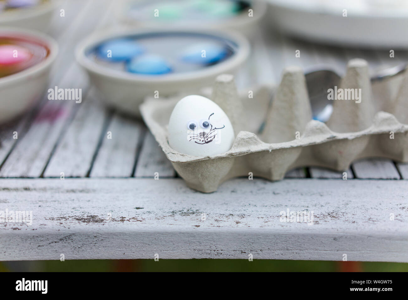 Close-up di decorato uovo di pasqua sul tavolo da giardino Foto Stock