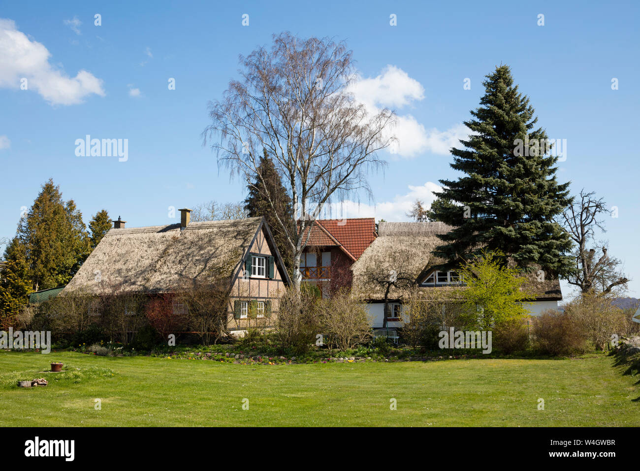 Case dai tetti di paglia, Putbus, Ruegen, Germania Foto Stock