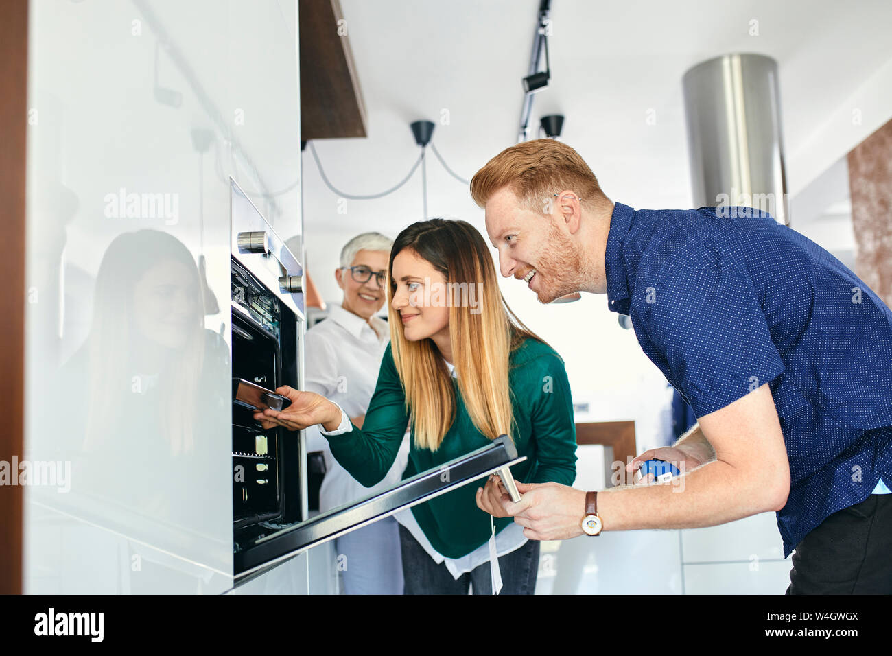 Giovane shopping per una nuova cucina nella showroom Foto Stock