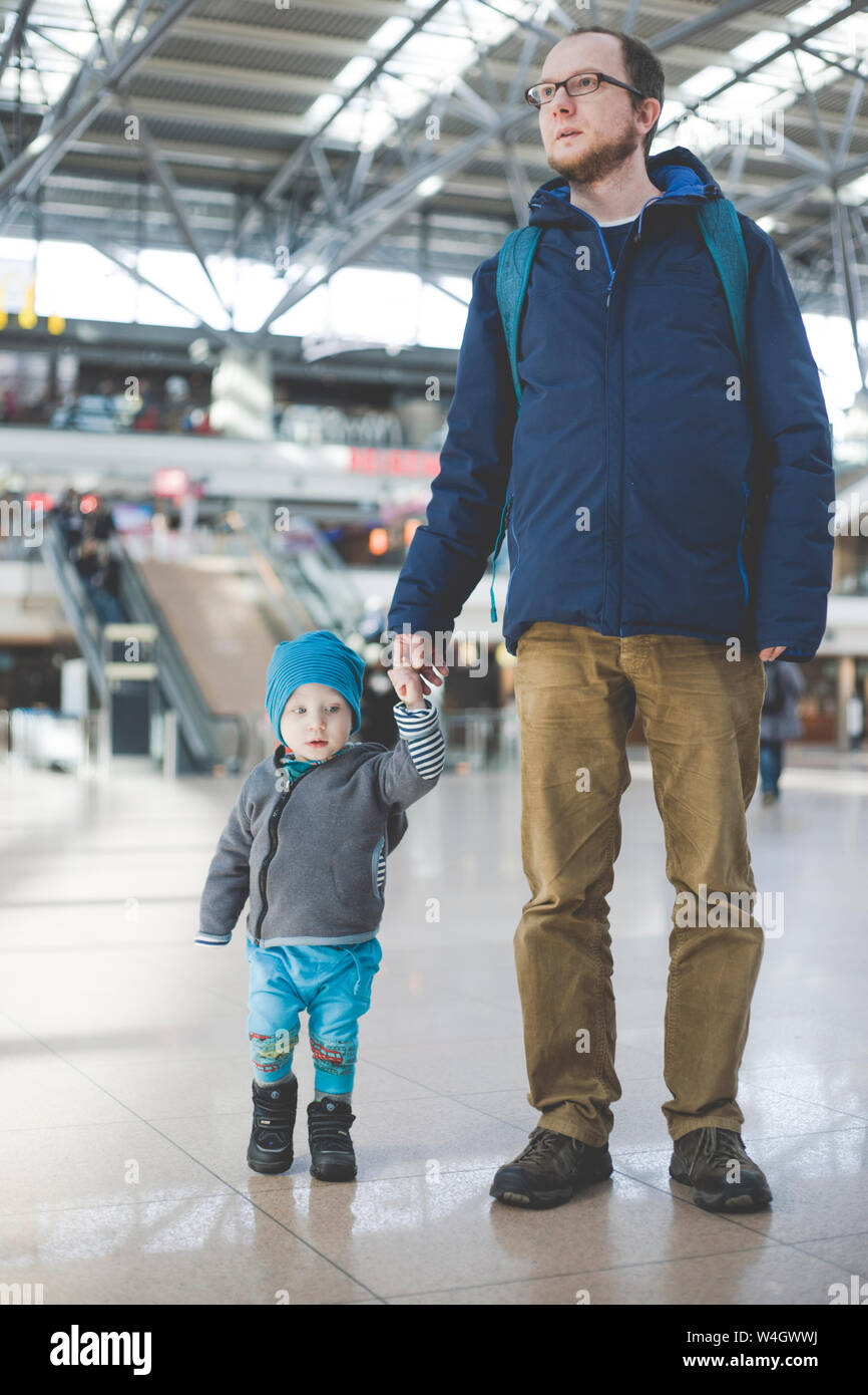 Padre e figlio piccolo visitando l'aeroporto di Amburgo, Germania Foto Stock