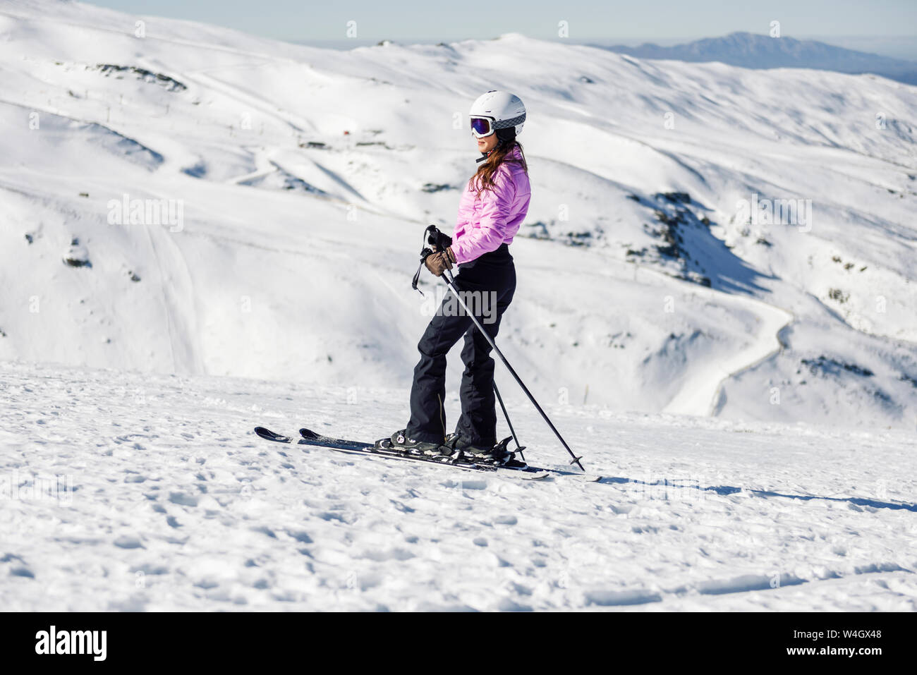 Donna sciare sul paesaggio innevato in Sierra Nevada, Andalusia, Spagna Foto Stock