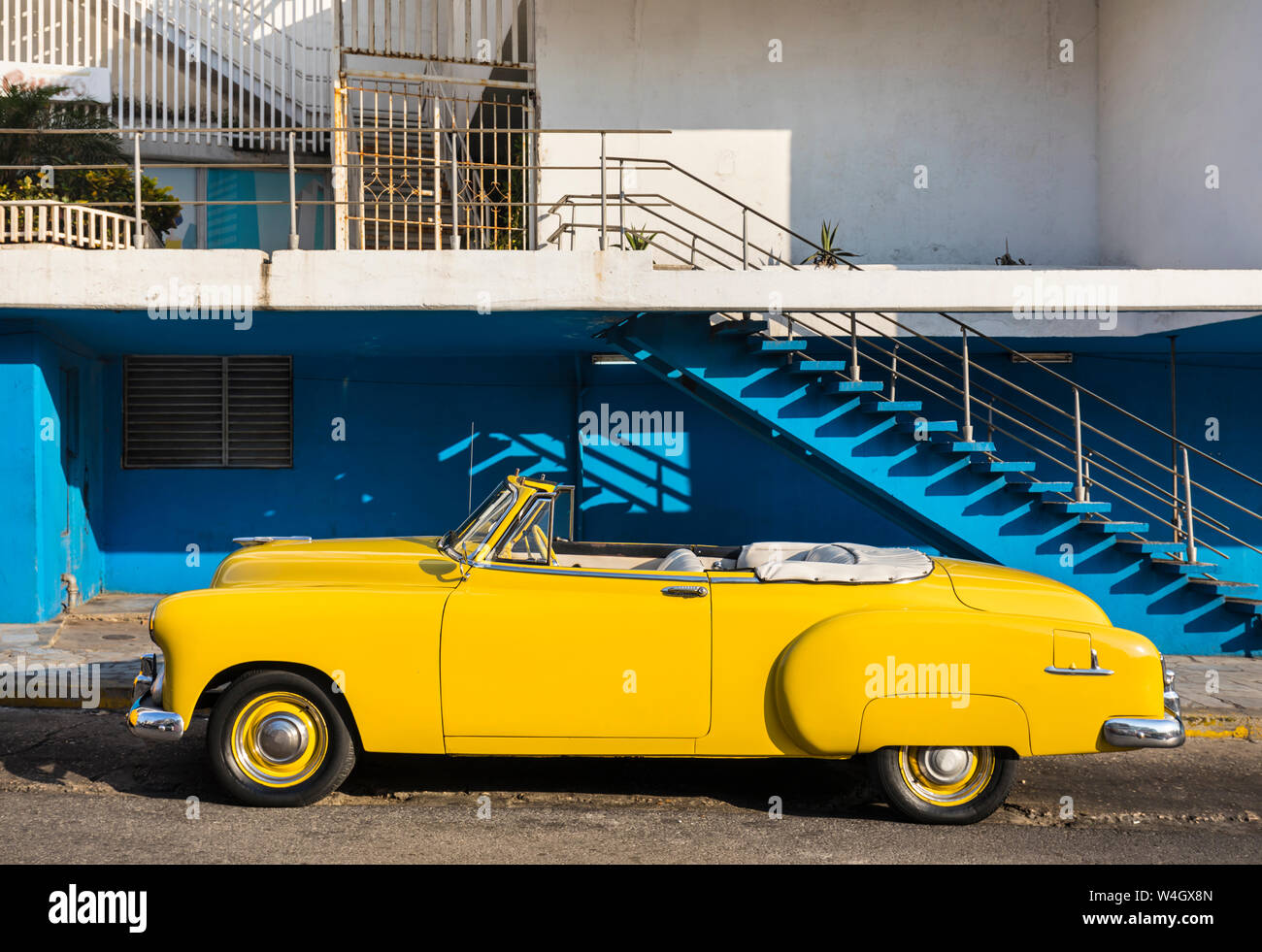 Parcheggiato giallo auto d'epoca, Havana, Cuba Foto Stock