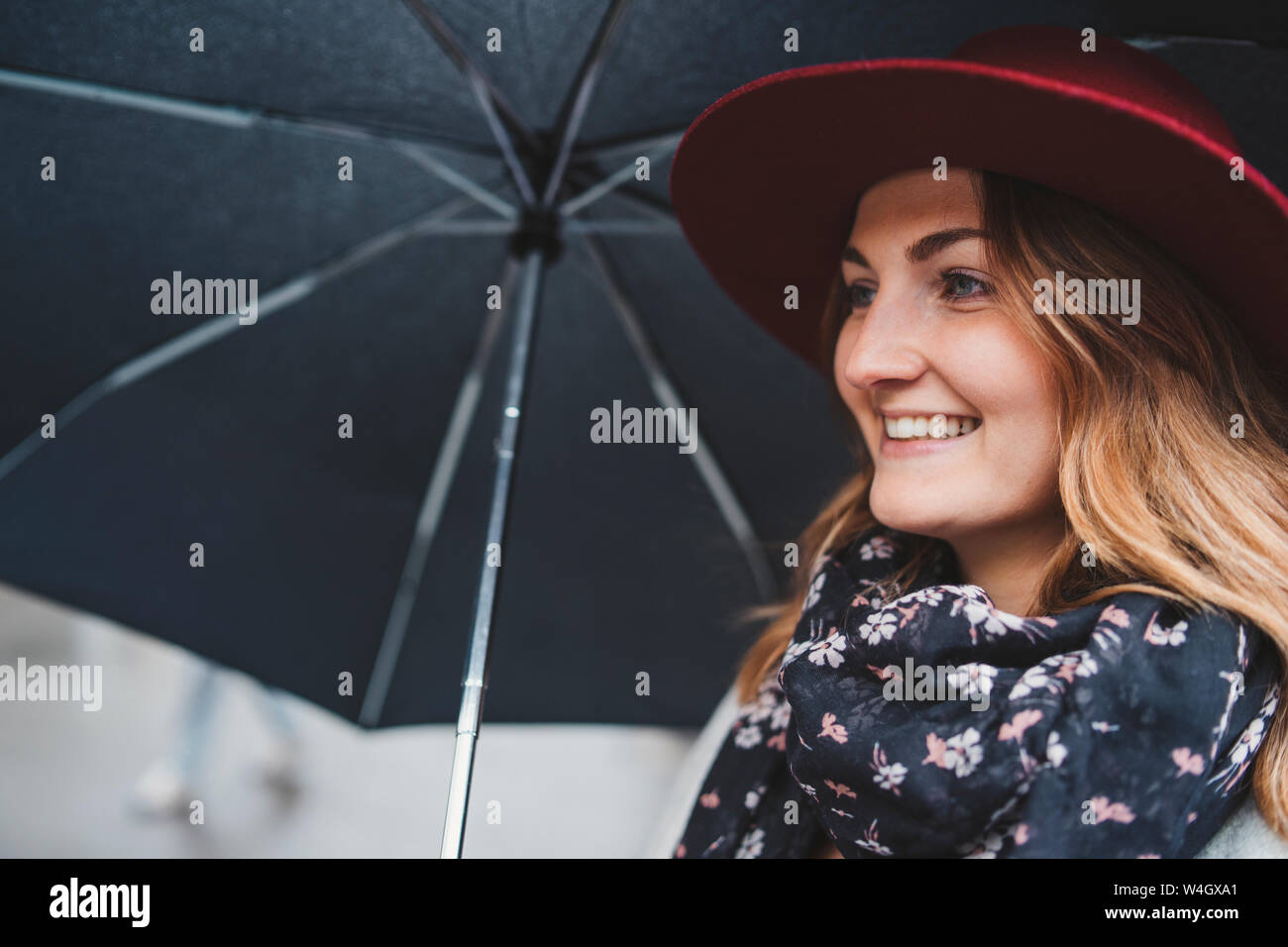 Ritratto di felice giovane donna sotto l ombrello Foto Stock