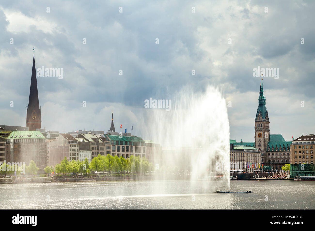 Vista del municipio con interno Alster e Alster fontana in primo piano, Amburgo, Germania Foto Stock